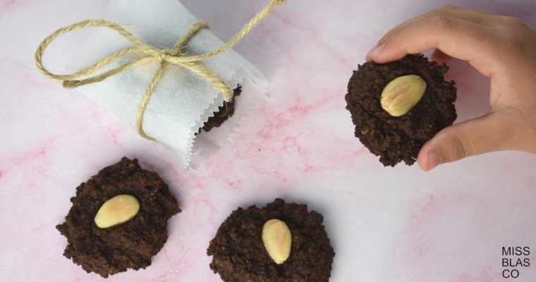 mano con galleta de cacao