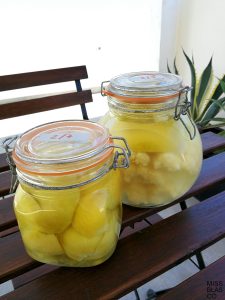 limones fermentados y envasados