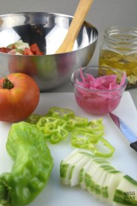 preparando la ensalada griega