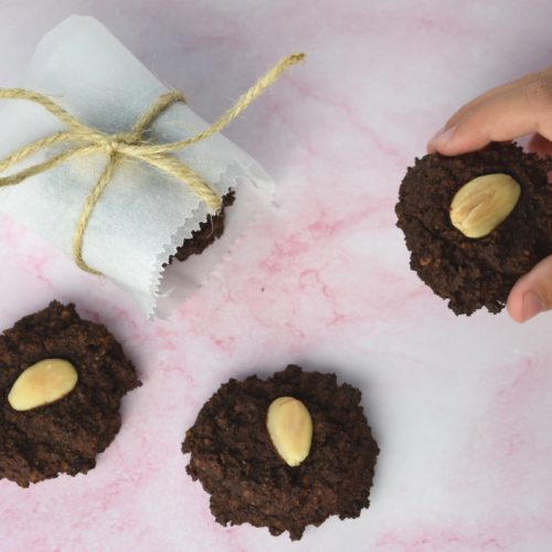 mano con galleta de cacao
