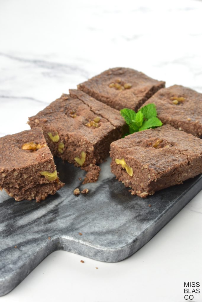 sliced ​​sugar-free cocoa cake